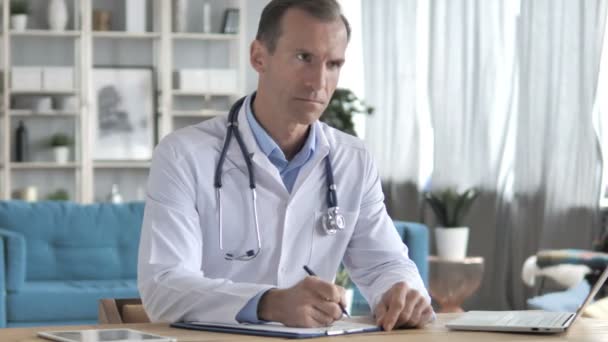 Ανώτερος ιατρός γράφοντας ιατρικά έγγραφα, συνταγή για ασθενή — Αρχείο Βίντεο