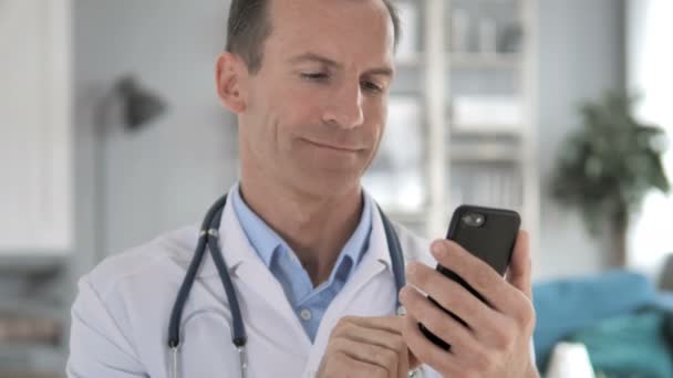 Doctor Senior Navegación por Internet en Smartphone — Vídeo de stock