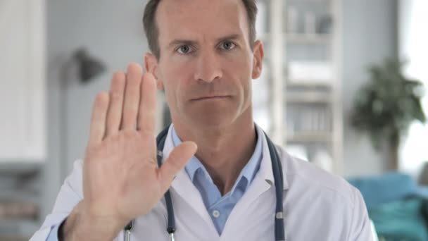 Detener el gesto del médico senior en la clínica — Vídeos de Stock