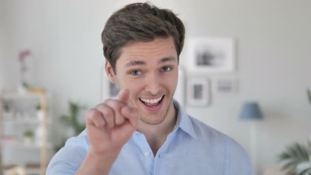 Zapraszając gest przez brodę przystojny młody człowiek — Wideo stockowe
