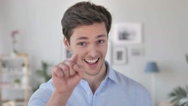 Convidando Gesto por Barba Bonito Jovem — Vídeo de Stock