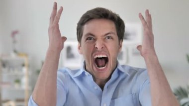 Bağırma, öfke yakışıklı genç adam çığlık