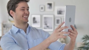 Yakışıklı genç adam tarafından tablet online görüntülü sohbet