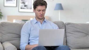 Omurga sırt ağrısı iken yakışıklı genç adam yaratıcı ofiste çalışma