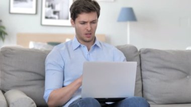 Yaratıcı ofiste laptop çalışırken hasta yakışıklı genç adam öksürük