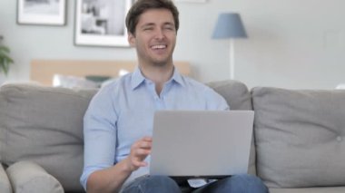 Proje sonuçları için tezahürat yakışıklı genç adam