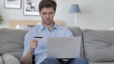 Laptop yakışıklı genç adam alışveriş online