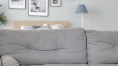 Yakışıklı genç adam geliyor, oturma ve başlangıç çalışma laptop