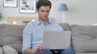 Yakışıklı genç adam Iş tamamladıktan sonra yaratıcı Işyeri bırakarak