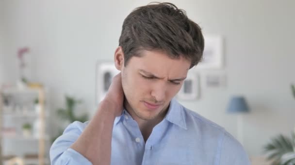 Bello giovane uomo cercando di rilassare il dolore al collo — Video Stock