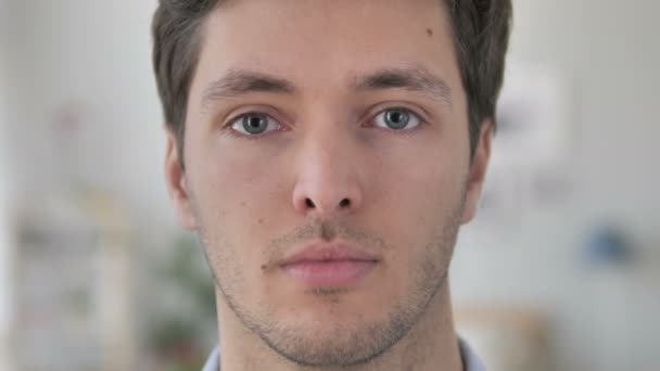 Face Close Up of Serious Handsome Jovem — Vídeo de Stock