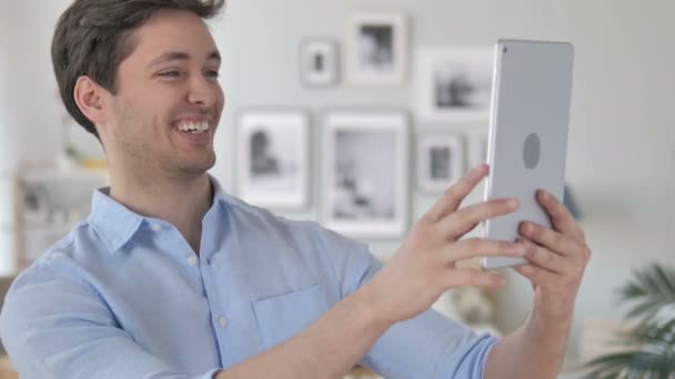 Online video beszélgetés-ra tabletta mellett jóképű fiatal ember — Stock videók