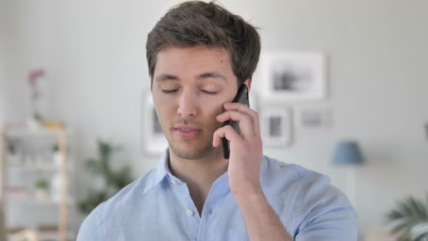 Красива молода людина розмовляє по телефону — стокове відео