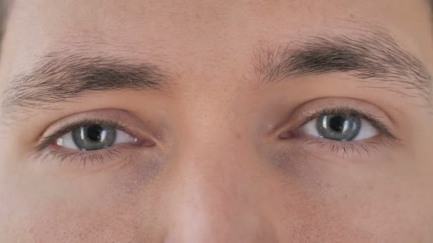 Nahaufnahme der blinkenden Augen eines jungen Mannes — Stockvideo