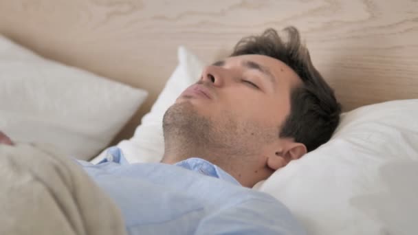 Guapo joven durmiendo en la cama — Vídeos de Stock