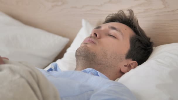 Unbequemer Mann wacht aus Schlaf im Bett auf — Stockvideo