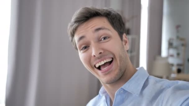 Vista de la cámara del joven guapo tomando selfie en el teléfono inteligente — Vídeos de Stock