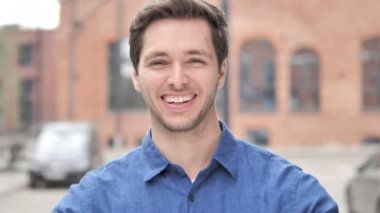 Orta parmak gösteren komik genç adam