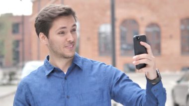 Telefonda selfie çeken genç adam açık portresi