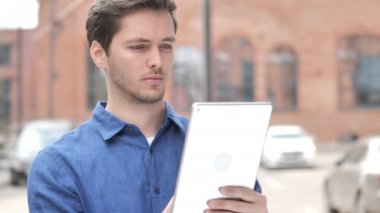 Tablet kullanarak genç adam açık portresi