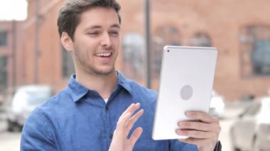 Genç adam tarafından tablet açık görüntülü sohbet