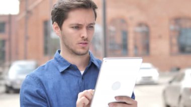 Tablet kullanarak üzgün genç adam açık portresi