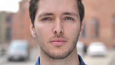 Genç adam yüz açık yakın yukarı