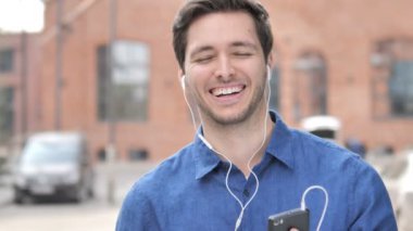 Akıllı Telefonda Açık Dans Eden Genç Adam Müzik Dinliyor