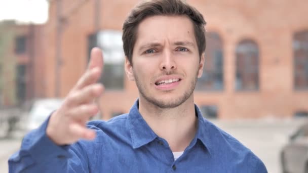 Wütend schreiender junger Mann reagiert auf Problem außerhalb des Büros — Stockvideo