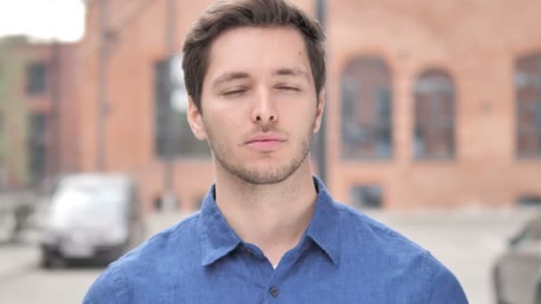 Pensive jonge man denken, brainstormen nieuw project — Stockvideo