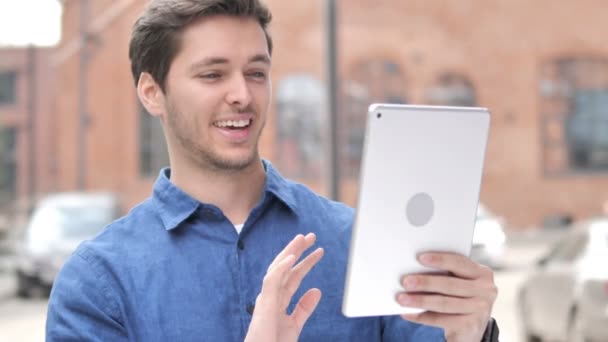 Chat de vídeo al aire libre en la tableta por el hombre joven — Vídeo de stock