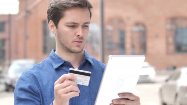 Зовнішній портрет молодого чоловіка Покупки онлайн на планшеті — стокове відео