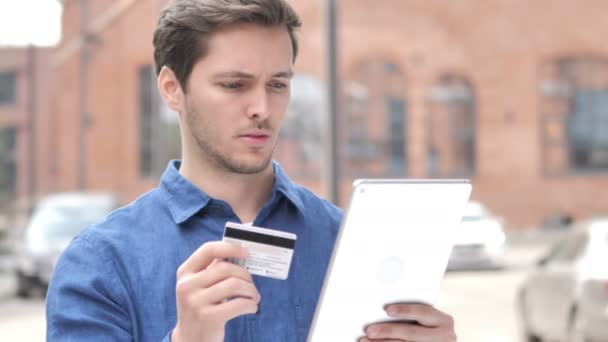 Outdoor porträtt av Young man shopping online på Tablet — Stockvideo