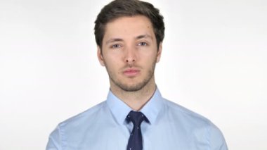 Beyaz arka planda Izole Genç Işadamı tarafından dudaklar üzerinde parmak