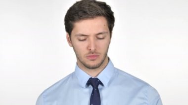 Beyaz arka planda telefonda konuşan Genç Işadamı