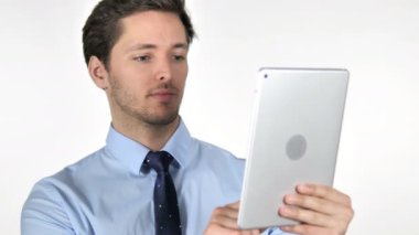 Beyaz arka plan üzerinde tablet kullanırken başarı kutluyor Genç Işadamı