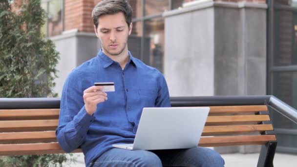 Online Shopping Failure for Young Man Sitting on Bench — Stock Video