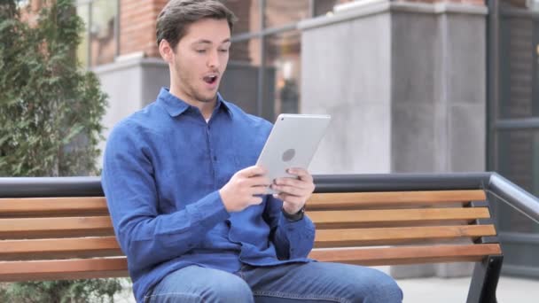 Wow, sorpreso giovane uomo utilizzando tablet in stato di shock — Video Stock