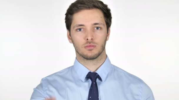 Rejetant jeune homme d'affaires agitant le doigt sur fond blanc — Video