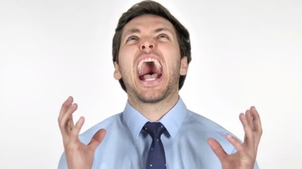 Křičící mladý obchodník se zbláznil do bílého pozadí — Stock video