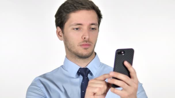 Wow, Surpreendido Jovem Empresário Usando Smartphone em Fundo Branco — Vídeo de Stock