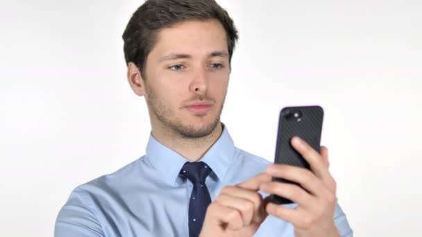Unga affärsman firar framgång när du använder smartphone på vit bakgrund — Stockvideo