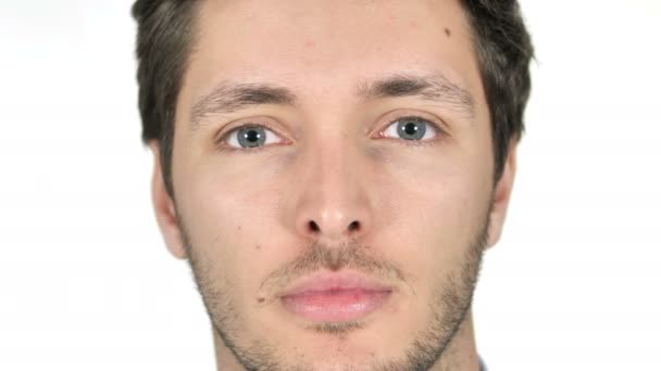 Közelről súlyos fiatalember Face, fehér háttér — Stock videók