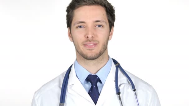 Porträt eines lächelnden Arztes, der in die Kamera blickt — Stockvideo