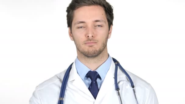 Portrét lékaře mává prst odmítnout — Stock video