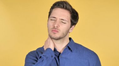 Sarı arka planda boyun ağrısı ile Casual genç adam