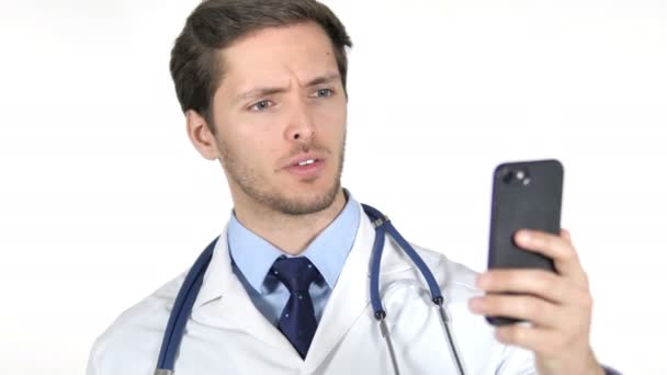 Chat de vídeo on-line em Smartphone pelo médico, fundo branco — Vídeo de Stock