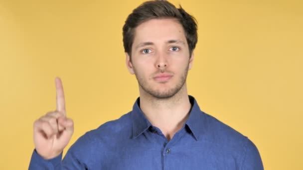 Non, rejetant le jeune homme occasionnel sur fond jaune — Video