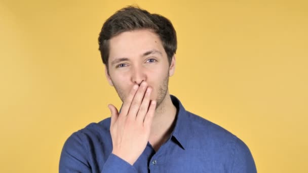 Vliegende kus door jonge man geïsoleerd op gele achtergrond — Stockvideo
