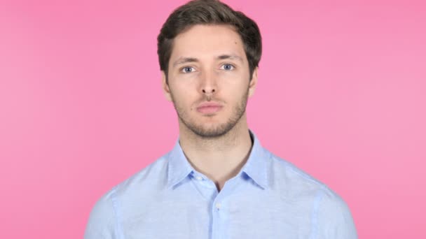 Fiatal férfi elszigetelt a Pink background — Stock videók